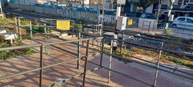 Paso peatonal en la estaci�n de Metro de lEliana. EPDA