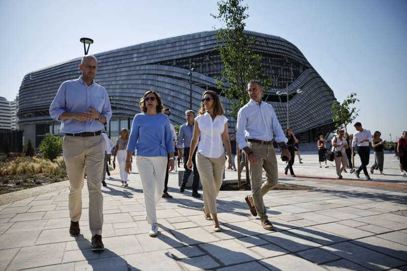 La alcaldesa de Valencia, Mara Jos Catal (2 i), durante su visita al nuevo parque que se est construyendo junto al pabelln multiusos Roig Arena. EFEBiel Alio
