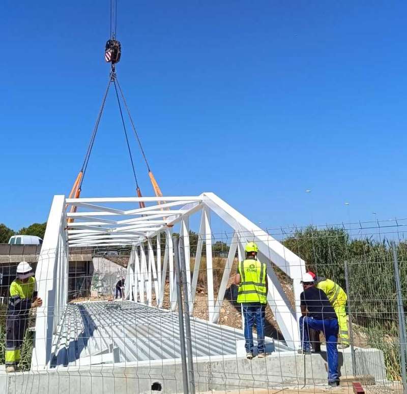 El izado de la estructura de la pasarela. EPDA