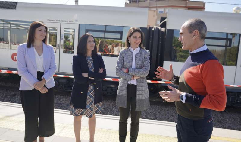 La consellera, Rebeca Torró, con la alcaldesa, Maribel Albalat, visitan la infraestructura. EPDA