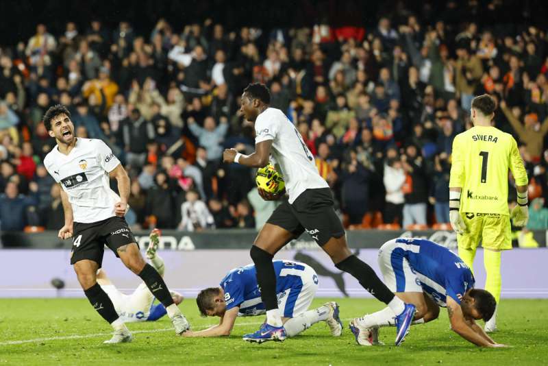 El defensa suizo del Valencia Eray C�mert (i) celebra su gol, segundo del equipo ch�, durante el partido de la jornada 27 de LaLiga entre el Valencia CF y el Deportivo Alav�s, este domingo en el estadio de Mestalla. EFE Ana Escobar
