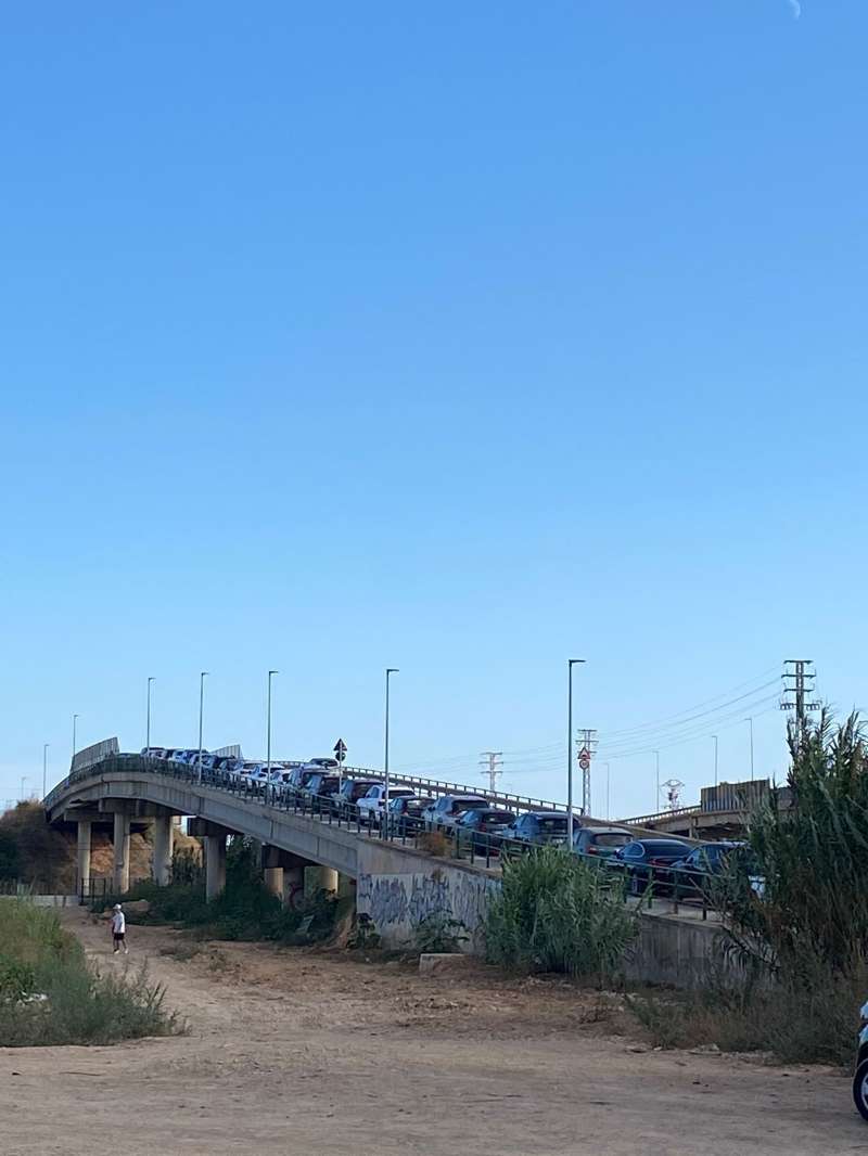 Puente que conecta Massanassa con su polgono abarrotado de coches aparcados.EPDA