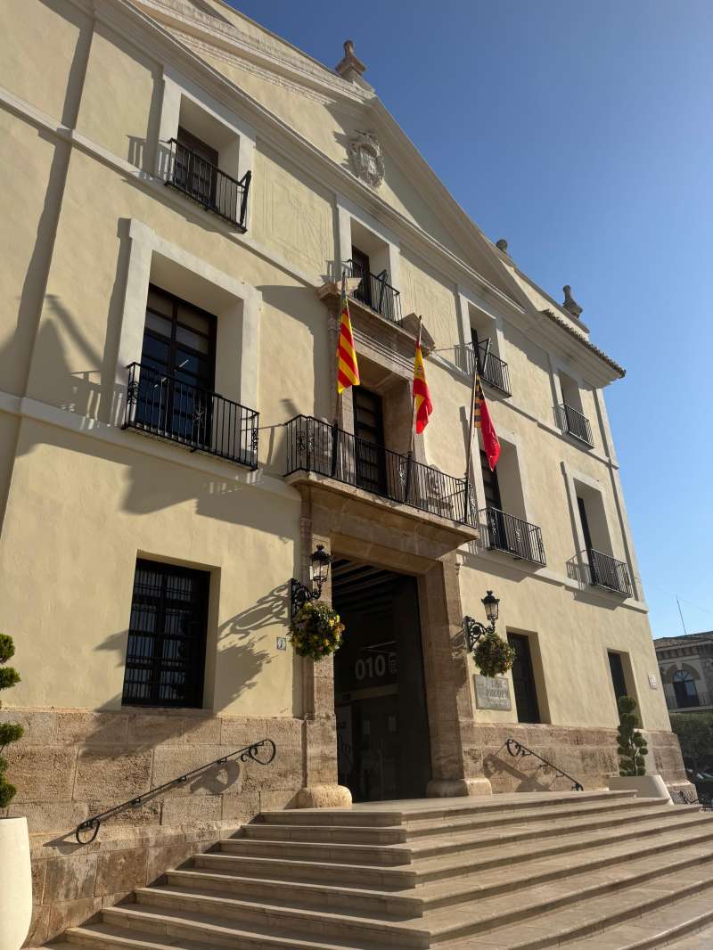 El acceso al ayuntamiento. EPDA