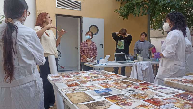 Proyecto de recuperacin de fotografas afectadas por la DANA en el Museu Comarcal de lHorta Sud.  EPDA