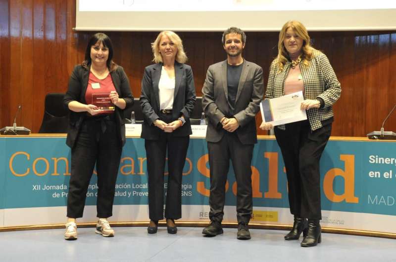 La tcnica de Alfafar Laura Martnez, y Marcos Pla, dinamizador del programa Alfafar Camina, reciben el premio. EPDA