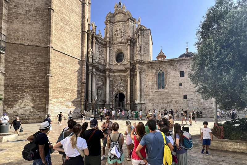 Turistas en la Plaza de la Reina de Valencia.  EFE