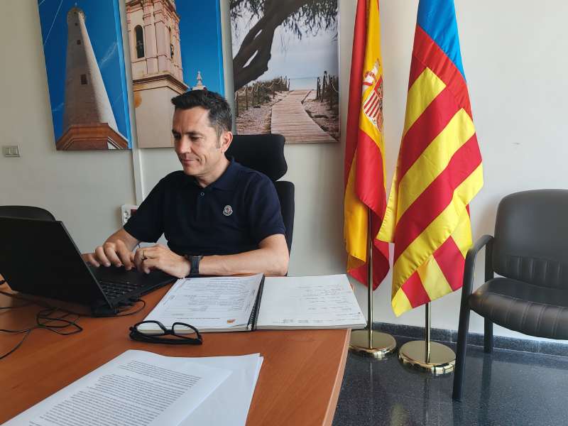 El alcalde de Canet, Pere Antoni, en su despacho.  EPDA