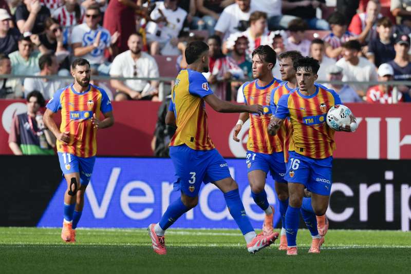 El centrocampista del Valencia, Diego Lpez (d) celebra su gol ante el Gironai. EFE Archivo