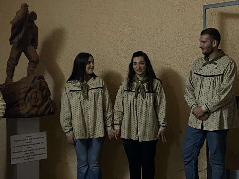 Los máximos representantes de la falla Cronista posan con la escultura. EPDA Los máximos representantes de la falla Cronista posan con la escultura. EPDA