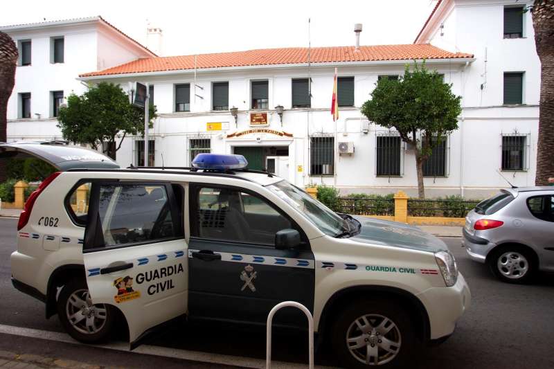 Un coche de la Guardia Civil aparcado frente a un cuartel. EFE/Jero Morales/Archivo