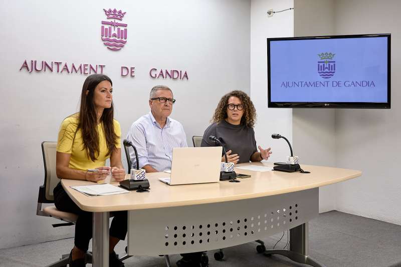 Les coportaveus del Govern local de Gandia, Alcia Izquierdo i Balbina Sendra, acompanyes en aquesta ocasi pel regidor d?Hisenda, Salvador Gregori | EPDA