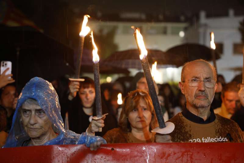 Asistentes a la manifestacin celebrada este mircoles con el lema Para la reconstruccin social del Pas, reivindicativa y en recuerdo de las vctimas de la dana. EFE Ana Escobar