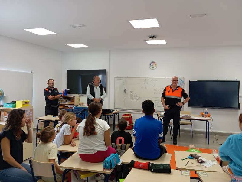 Alumnado de primaria de la escuela de Torres Torres durante la formacin.  EPDA