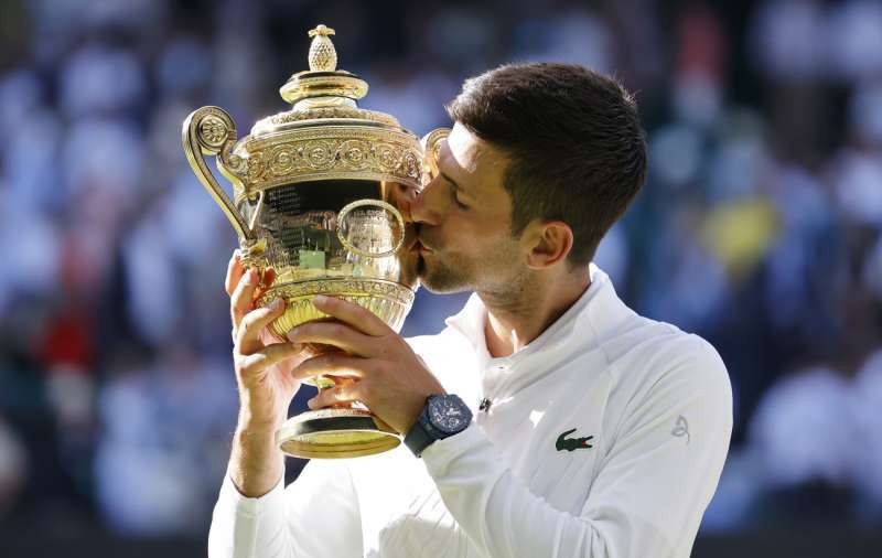 Novak Djokovic besa el trofeo tras ganar el torneo de Wimbledon. EFE/Archivo