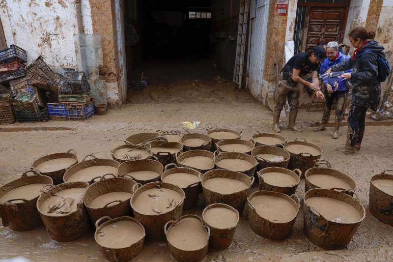 Cubos llenos de lodo del un garaje en Paiporta. EFEJorge Zapata