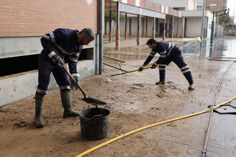  Labores de limpieza en el colegio Mariano Belliure de Aldaia EPDA