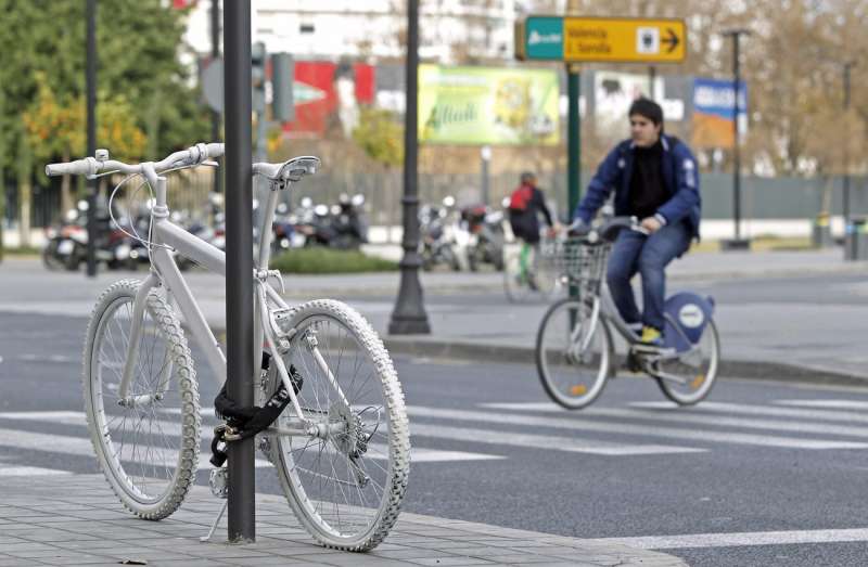 Un ciclista pasa ante una bicicleta blanca, en el lugar donde falleció un ciclista. /EFE