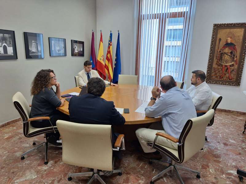Un instant de la reuni entre els representants dels grups municipals.EPDA