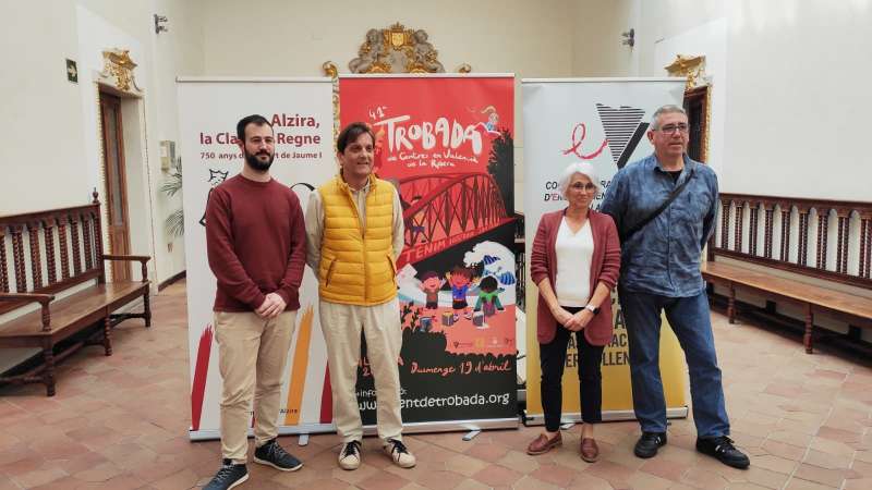 Presentaci� a Alzira del programa dactivitats de la 41a Trobada dEscoles en Valenci� de la Ribera.  EPDA