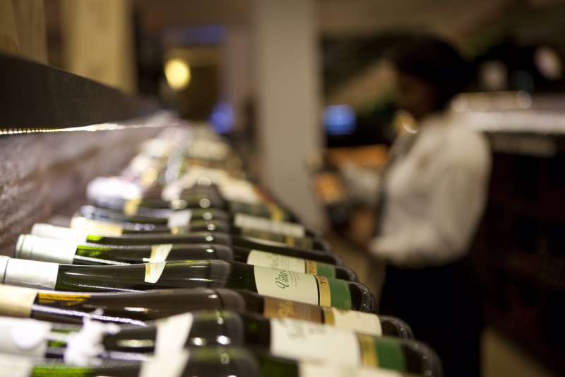 Botellas de vino en una imagen de archivo. /EFE /Orlando Barría