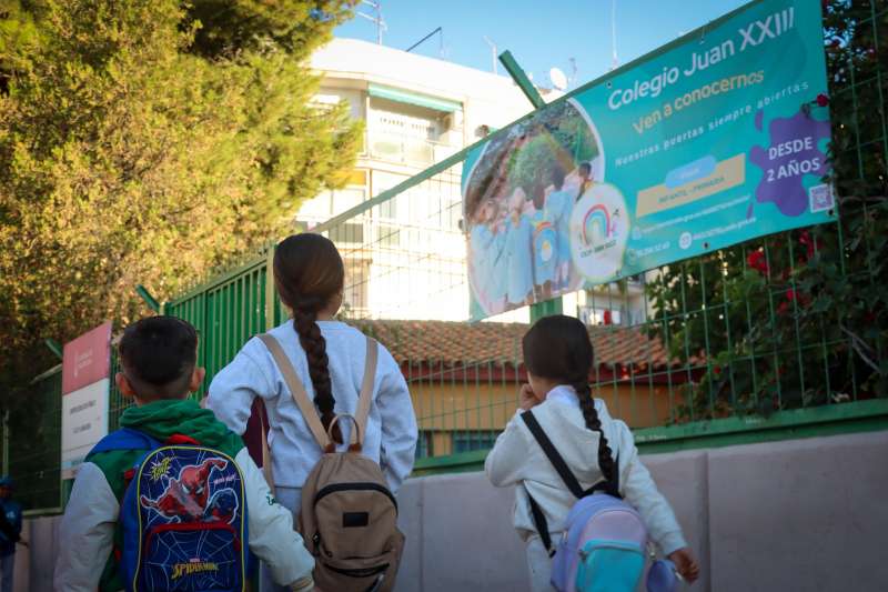 Alumnado acudiendo a un colegio de Torrent.EPDA