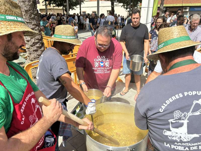 Una de les calderes en plena preparaci a La Pobla de Farnals.EPDA