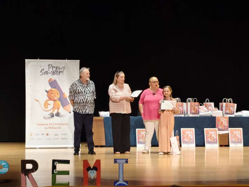 La ganadora, lia Ruiz, recoge el premio. EPDA