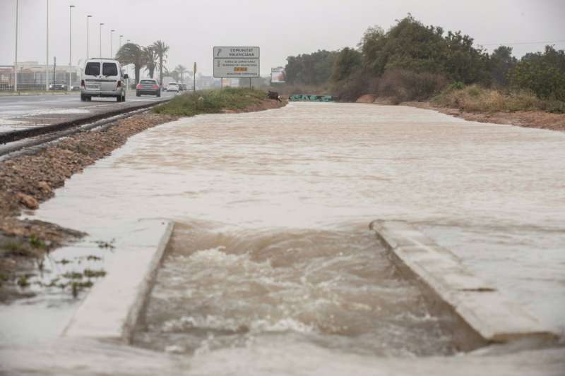 Carretera afectada por las fuertes lluvias caídas en la últimas horas. /EFE
