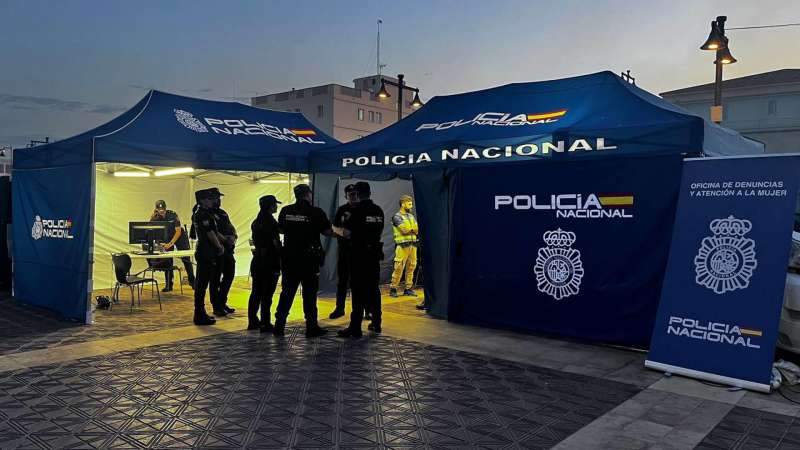 Imagen del puesto de mando preventivo de la Polica Nacional por San Juan. EFEPolica Nacional
