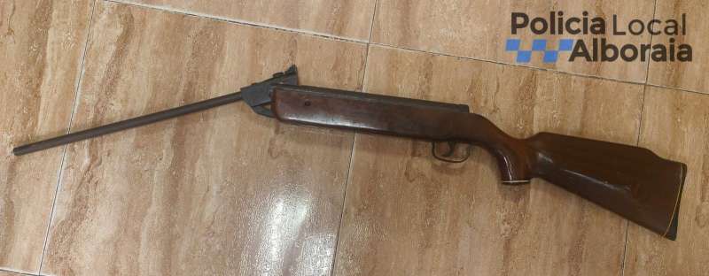 Rifle con el que dispar el detenido.POLICA LOCAL DE ALBORAYA