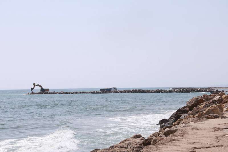 Treballs de regeneraci� de les platges a Cullera.  EPDA
