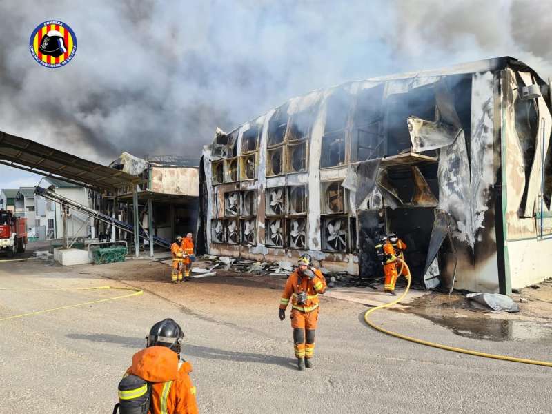Incendio industrial declarado en una granja avícola de Sinarcas.