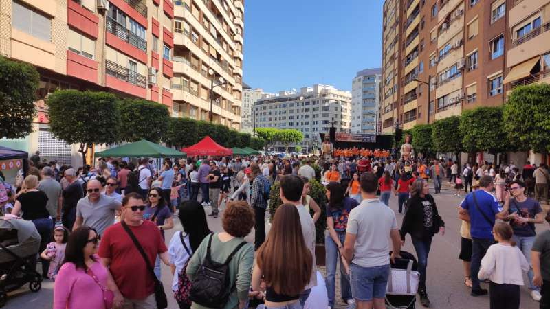 LAvinguda Sants Patrons dAlzira, plena de gent en la 41a Trobada dEscoles en Valenci� de la Ribera.  EPDA
