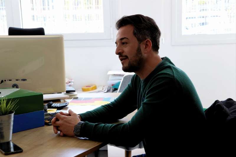 Sergio Alfaro durante la entrevista en la redacción de El Periódico de Aquí en Picanya./ ANA GAUSACH