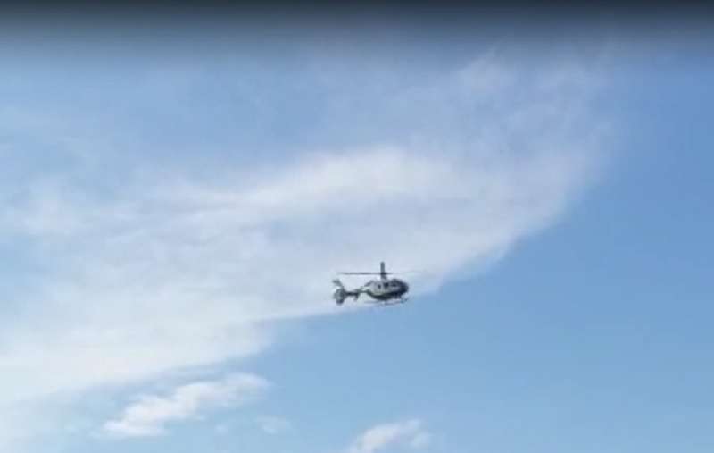 Helicóptero de la Guardia Civil sobrevolando Gilet. EPDA