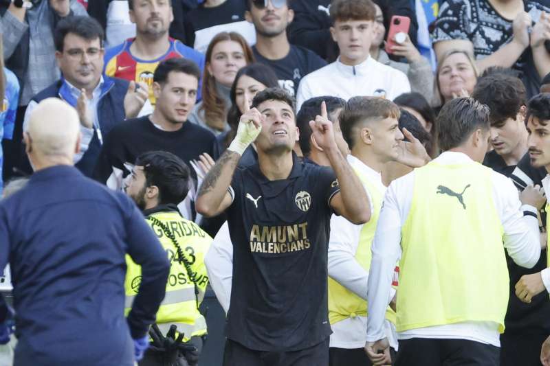 Hugo Duro (c) celebra uno de sus goles ante el Betis. EFEAna Escobar
