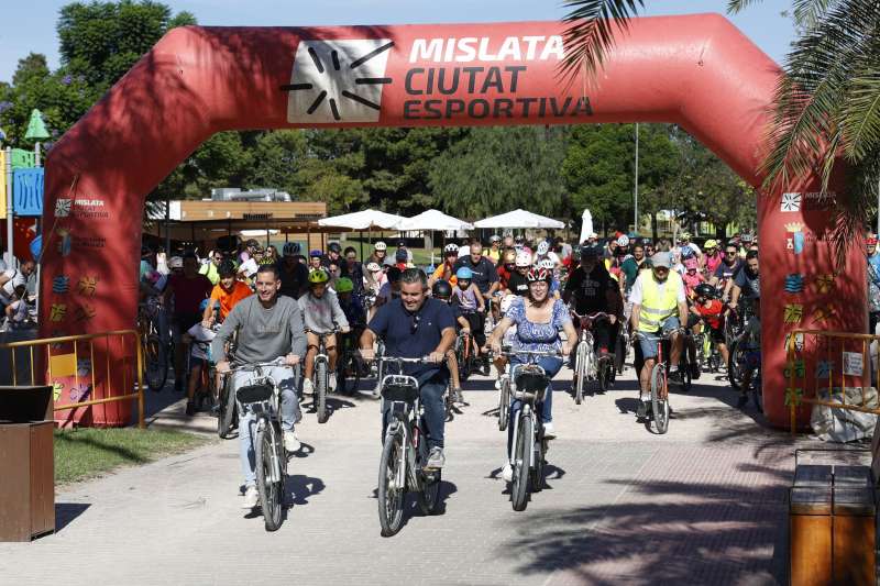 Los participantes en el Da de la Bicicleta de Mislata. EPDA