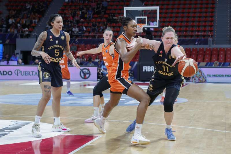 La pivot canadiense del Valencia Kayla Alexander (2i). EFE Archivo