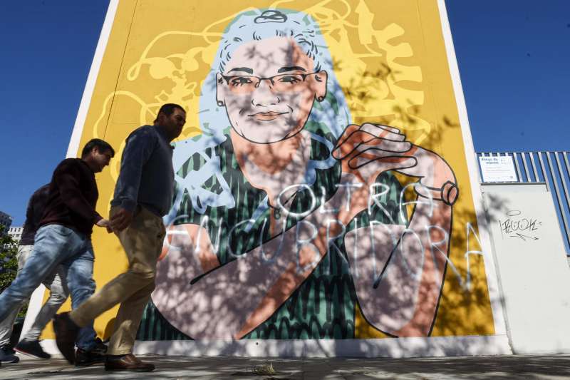 El mural dedicado a la investigadora Eva Nogales, situado en una de las fachadas exteriores del Instituto de Secundaria El Cabanyal de Valencia, ha amanecido este martes con una pintada con la frase Oltra encubridora. EFEManuel Bruque
