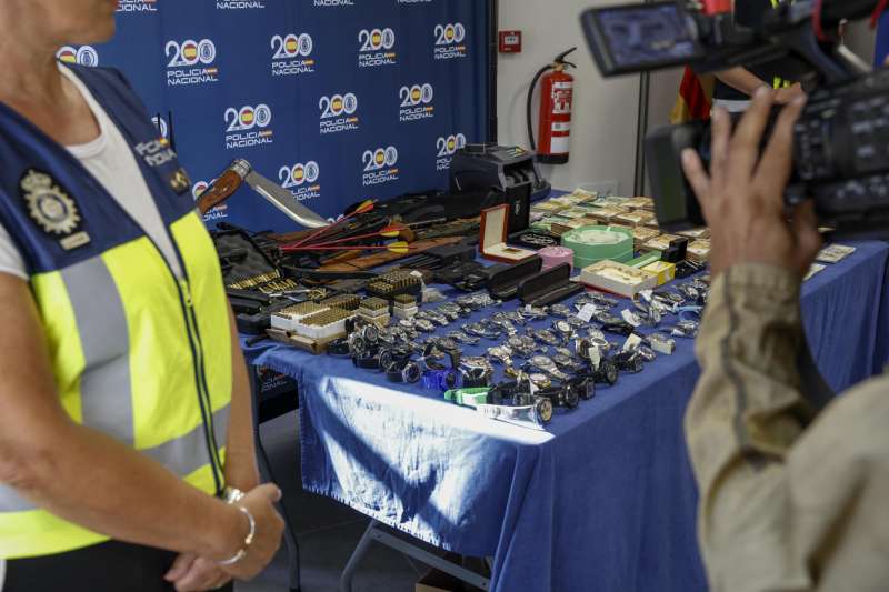 Vista general de la exposicin del material incautado durante la rueda de prensa ofrecida por la Polica Nacional. EFEBiel Alio