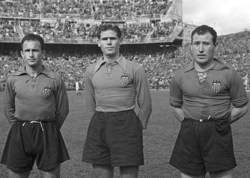 Puchades, en medio de la fotografa, en un partido en Mestalla en la temporada 1947-48 EFEjgbARCHIVO
