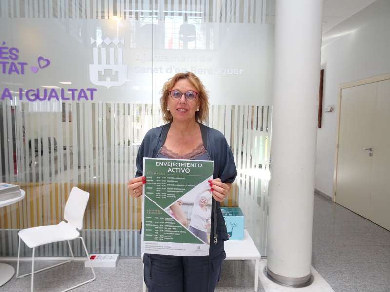 La concejal María Martínez con el cartel. / EPDA