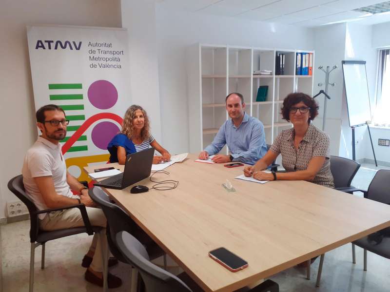El concejal de Movilidad Urbana, Javier Raro, mantiene un encuentro con la gerente de la Autoritat de Transport Metropolità de València (ATMV), Mar Martínez. / EPDA
