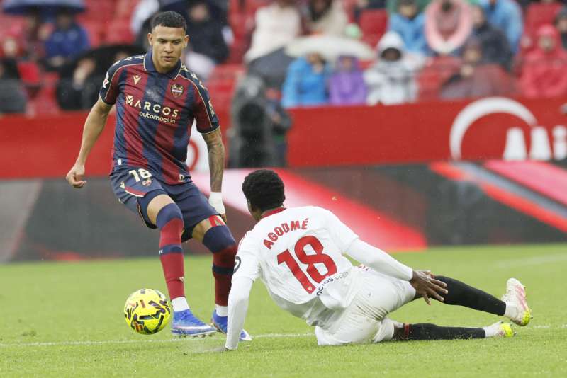 El centrocampista camerun�s del Sevilla Lucien Agoum� (d) pelea un bal�n con el centrocampista del Levante Iker Losada durante el partido de la primera vuelta en el estadio S�nchez Pizju�n. EFEJos� Manuel VidalArchivo
