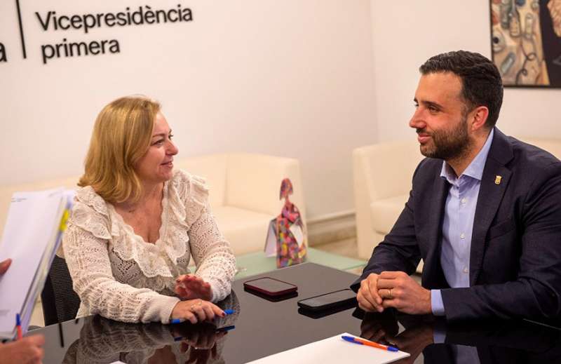 La vicepresidenta de la Diputaci� de Val�ncia, Nat�lia Enguix, con el alcalde de Sagunt, Dar�o Moreno, en una reuni�n el pasado mes de abril para tratar las inversiones para la ciudad.  EPDA