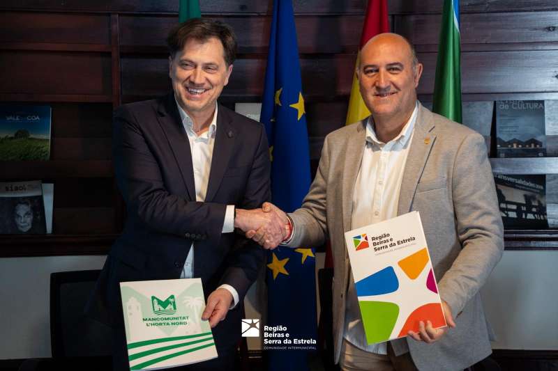 Ant�nio Miraldes i Paco G�mez en la signatura de l?acord celebrada a Guarda.CIMRBSE