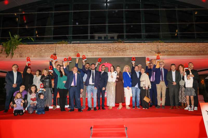 Los premiados sobre el escenario con sus galardones. ELVIRA FOLGUERÁ