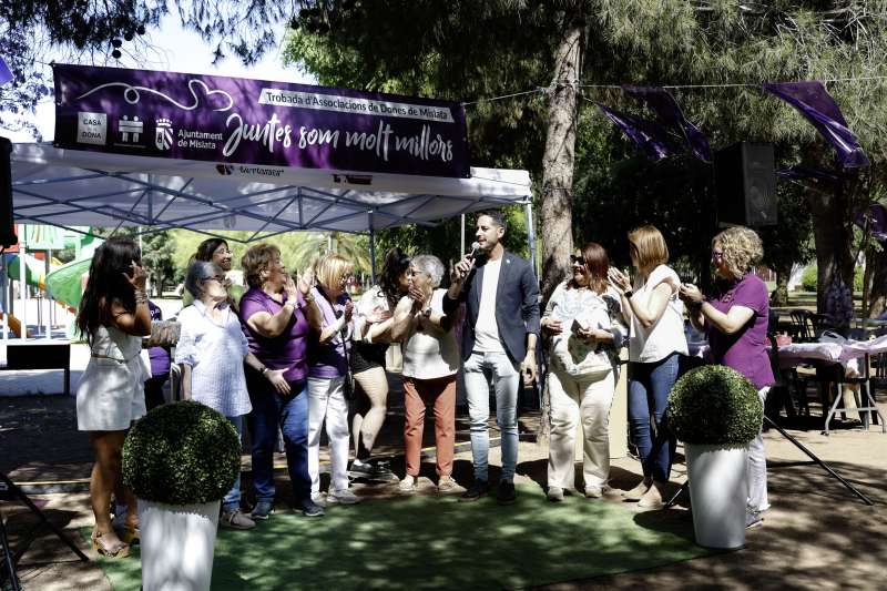El alcalde, Bielsa, con las participantes. EPDA