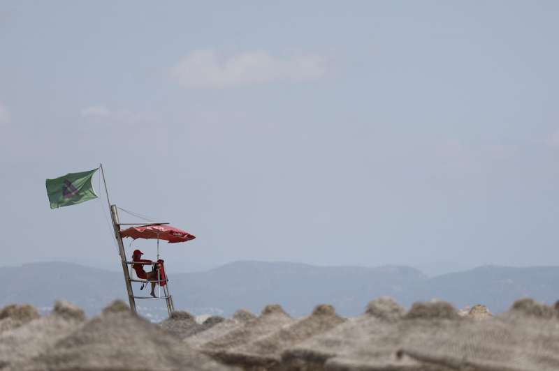 Bandera verde en una playa de Valencia. EFEAna Escobar
