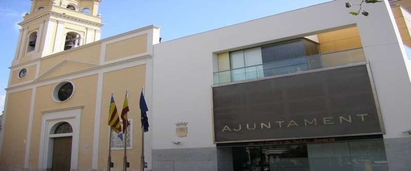 Fachada del Ayuntamiento de Sedav�. EPDA
